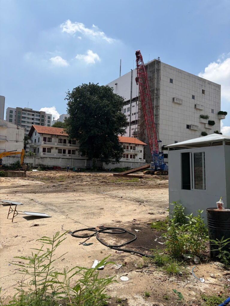 Cẩu bánh xích và nhà bảo vệ tại công trường Springlight City, 01/10/2026